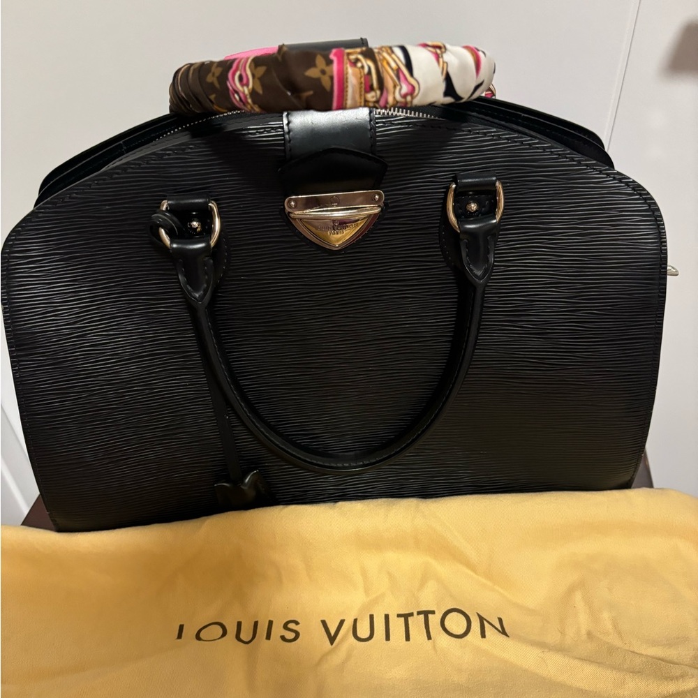 Authentic Alma LV black bag, size big. With authentic LV twillys.